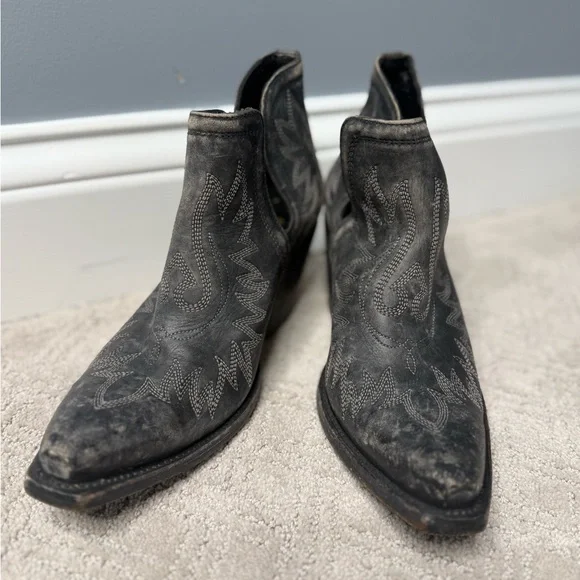 Women’s Ariat black western distressed boots - Picture 2 of 4